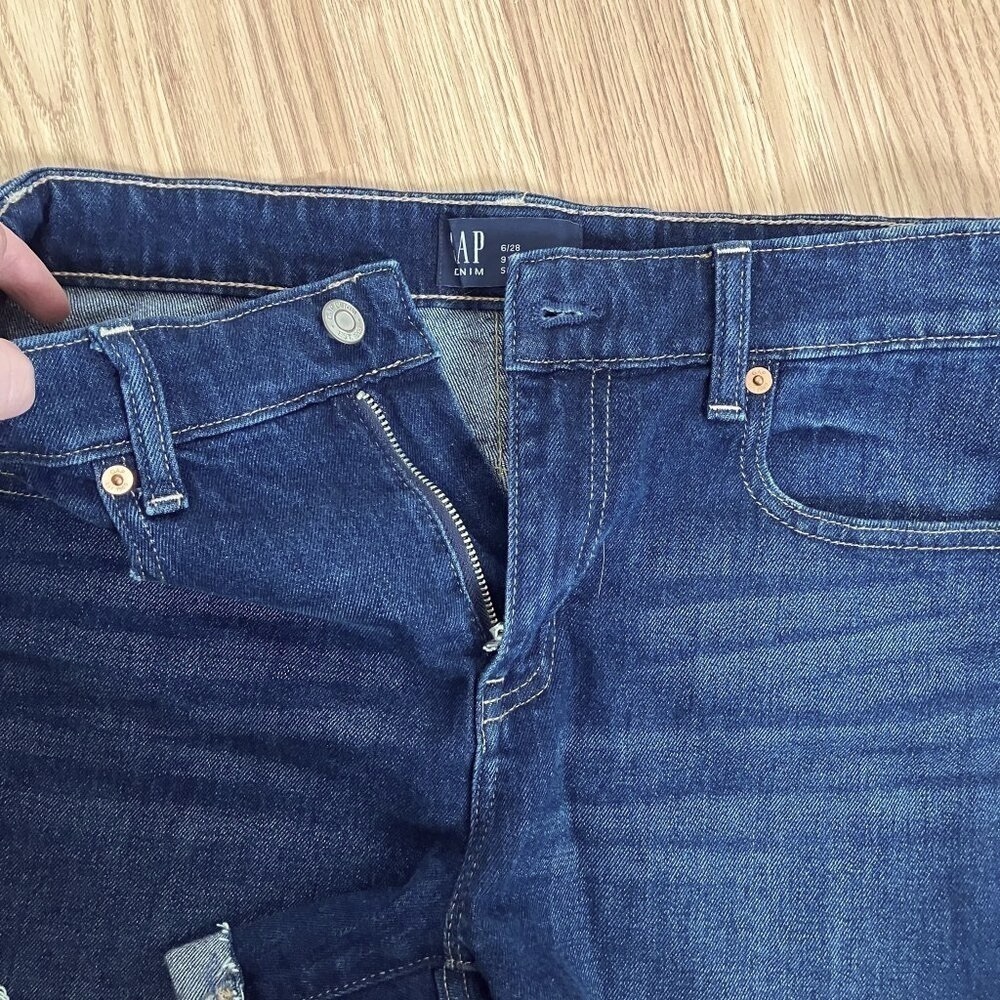 Women's Gap 9" Bermuda Short Size 6/28 Dark Wash Roll up denim jean shorts - Picture 6 of 8